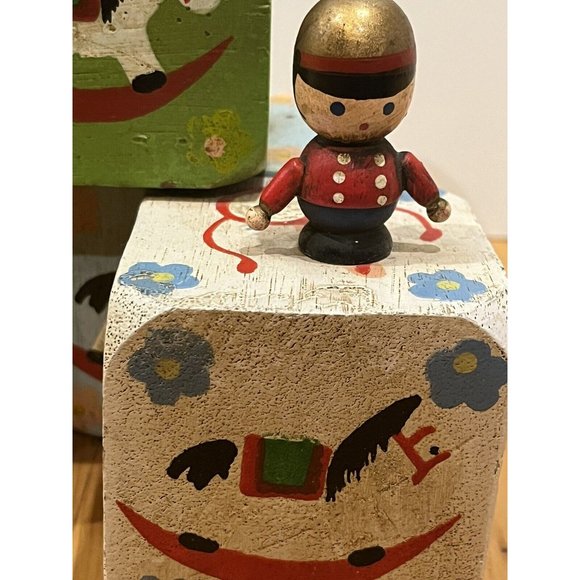 RARE WORKING Enesco Alphabet Blocks Wooden Music Box.Painted Toy Soldier,Drummer - Picture 3 of 10